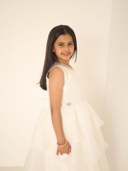 صورة فستان سهرة أبيض للأميرات يجمع بين الفخامة و الاناقة